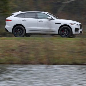 2017-Jaguar-F-Pace-S-106-876x535.jpg