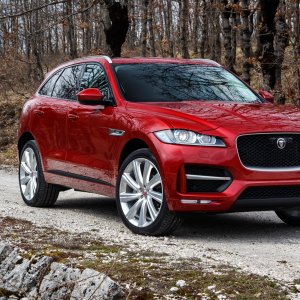 2017-Jaguar-F-Pace-20d-front-side-view-parked1.jpg