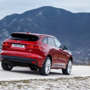 2017-Jaguar-F-Pace-20d-rear-side-motion-view1.jpg